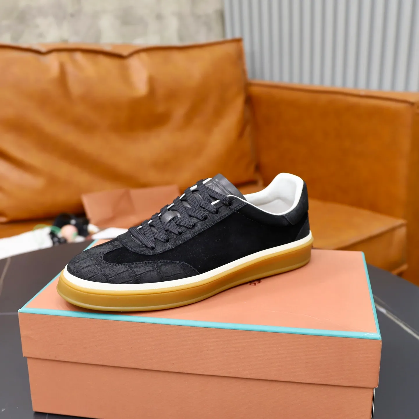 Ex-factory price: 560💰Loro Piana Tennis Walk men’s moral training sneakers! These new textured leather tennis shoes feature an ultra-low-top design for year-round wear and are water-resistant. The wrapped sole creates an effortlessly attractive color combination that harmoniously blends functionality with understated style. The ideal footwear option for urban dressing. The heel is decorated with a soft calfskin tongue with Kummel color inserts and an embossed LP logo. Cotton shoelaces. Material: Upper: Gray woven stitching with cowhide accents! Sole: Rubber lining: Cow leather original rubber sole, excellent foot comfort, complete package! Size: 38-39-40-41-42-43-44 leather shoe size (4546 can be customized)
